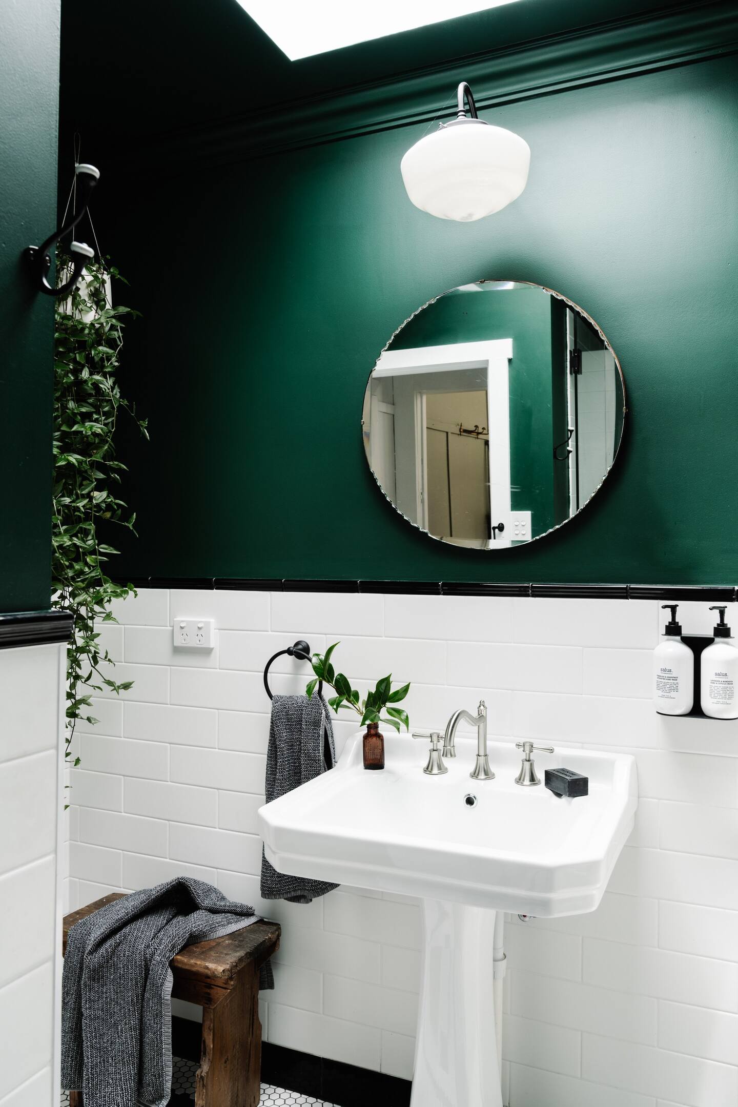salle de bain mur vert décoration vintage