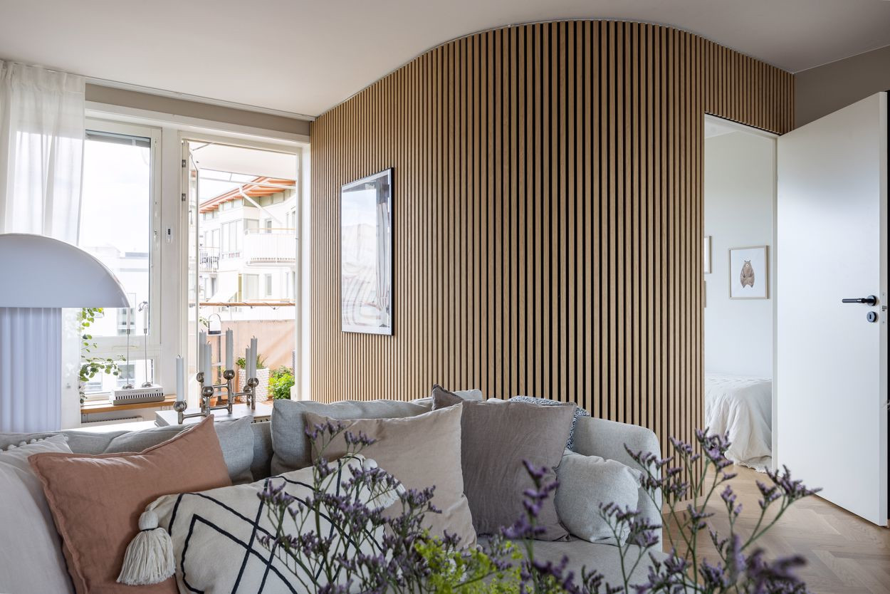 salon avec mur décoration tasseau de bois