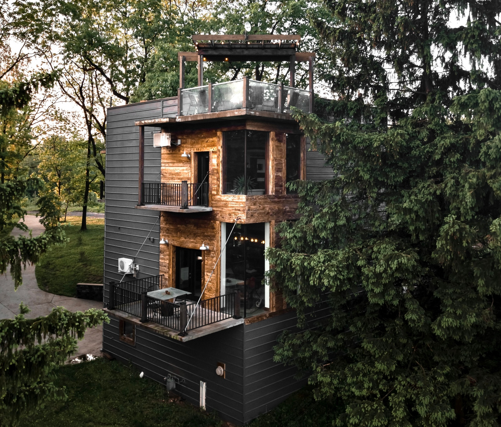 Une maison cubique au look rustique dans la forêt de l'Ohio