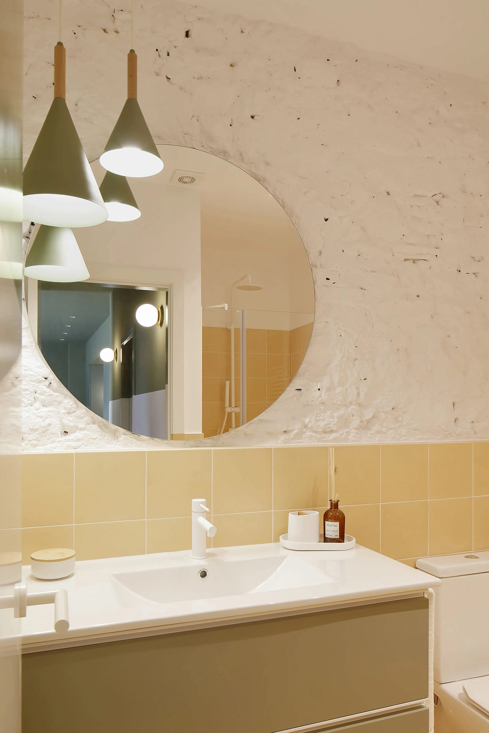 salle de bain jaune et verte décoration design