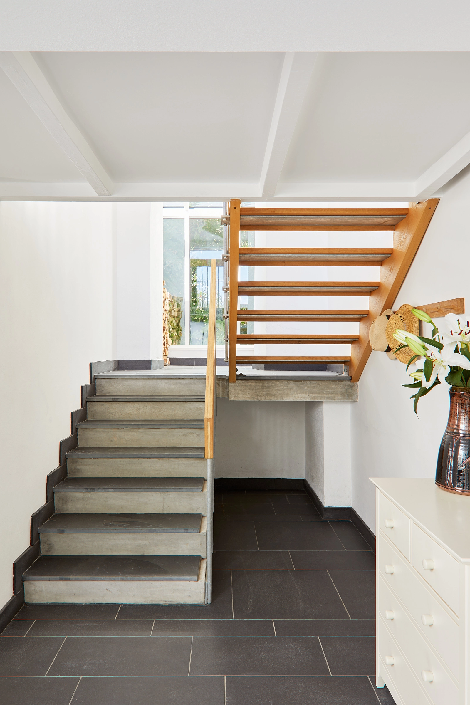 escalier moderne dans maison ancienne rénovée