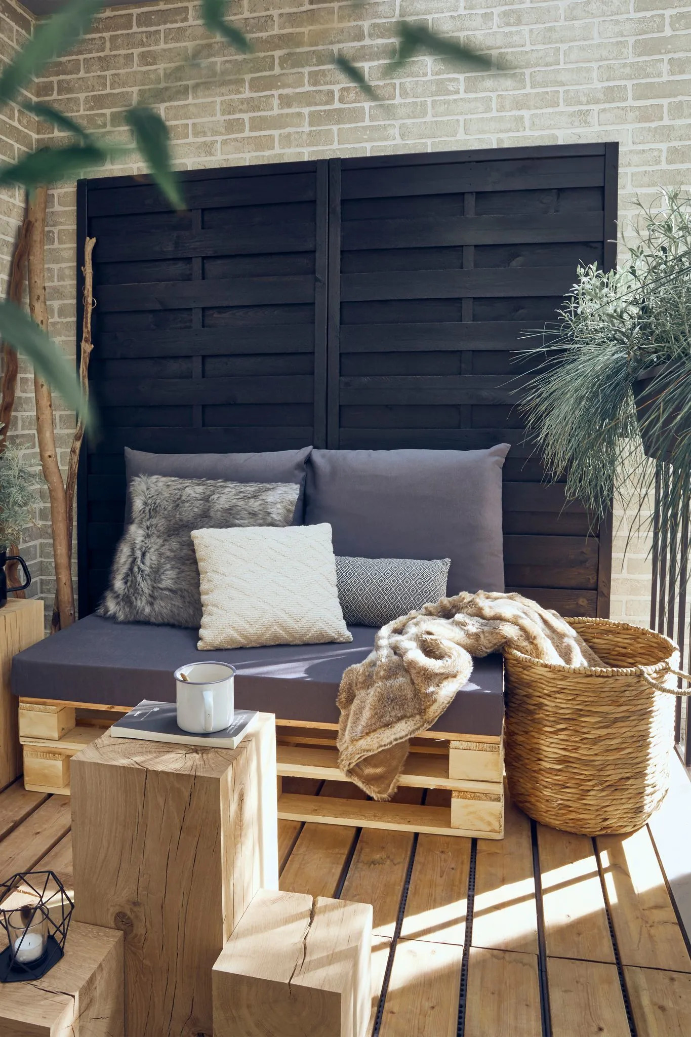 canapé palette sur terrasse en bois
