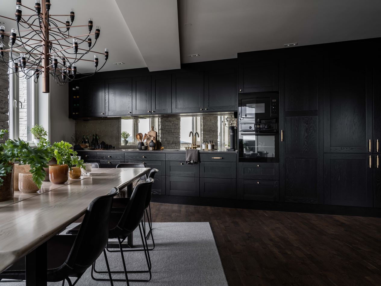 Design sombre pour une maison contemporaine à la montagne