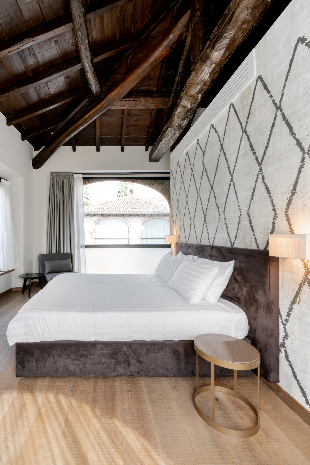 chambre minimaliste avec poutres maison Italie