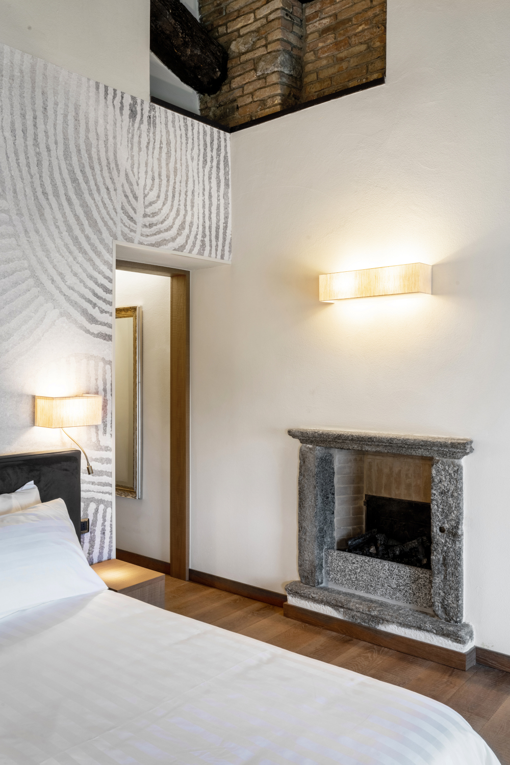 chambre minimaliste avec cheminée ancienne 