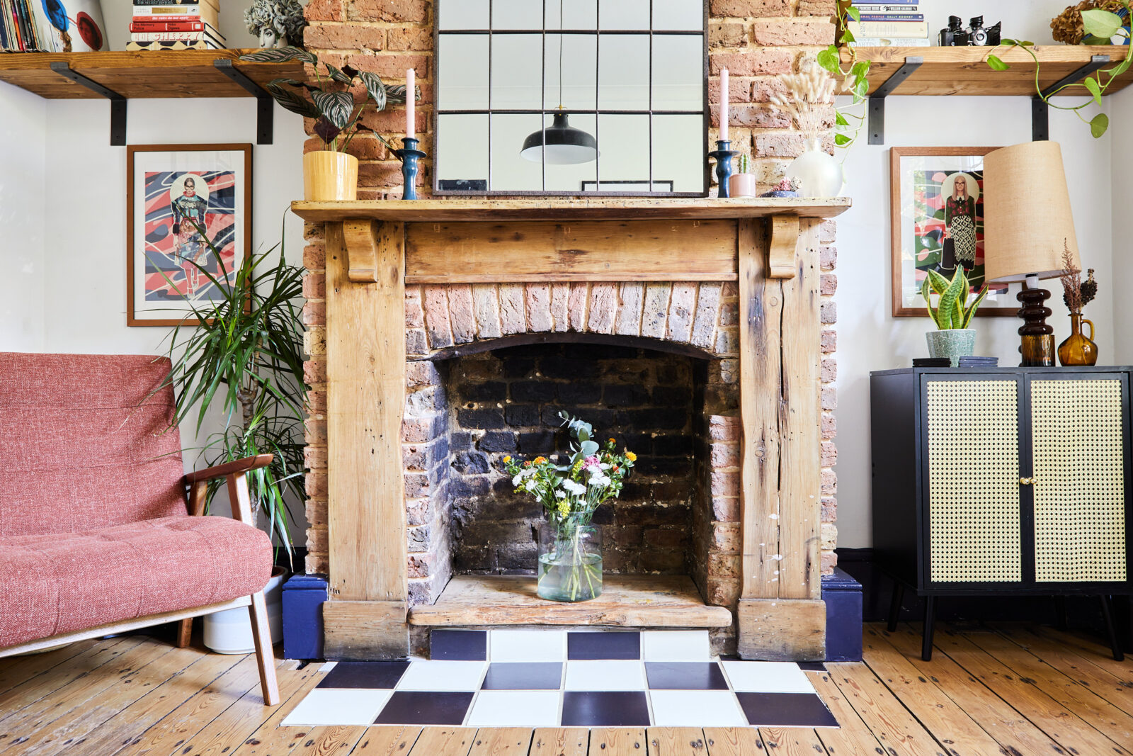 salon avec cheminée en briques décoration vintage