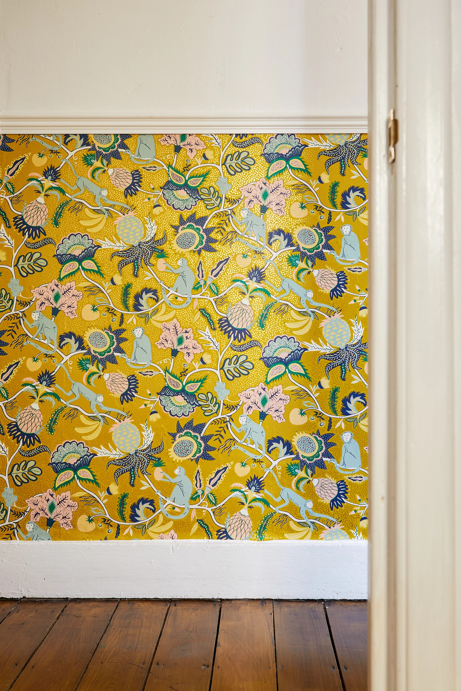 couloir avec papier-peint exotique jaune John Lewis Seoni Paste the wall wallpaper