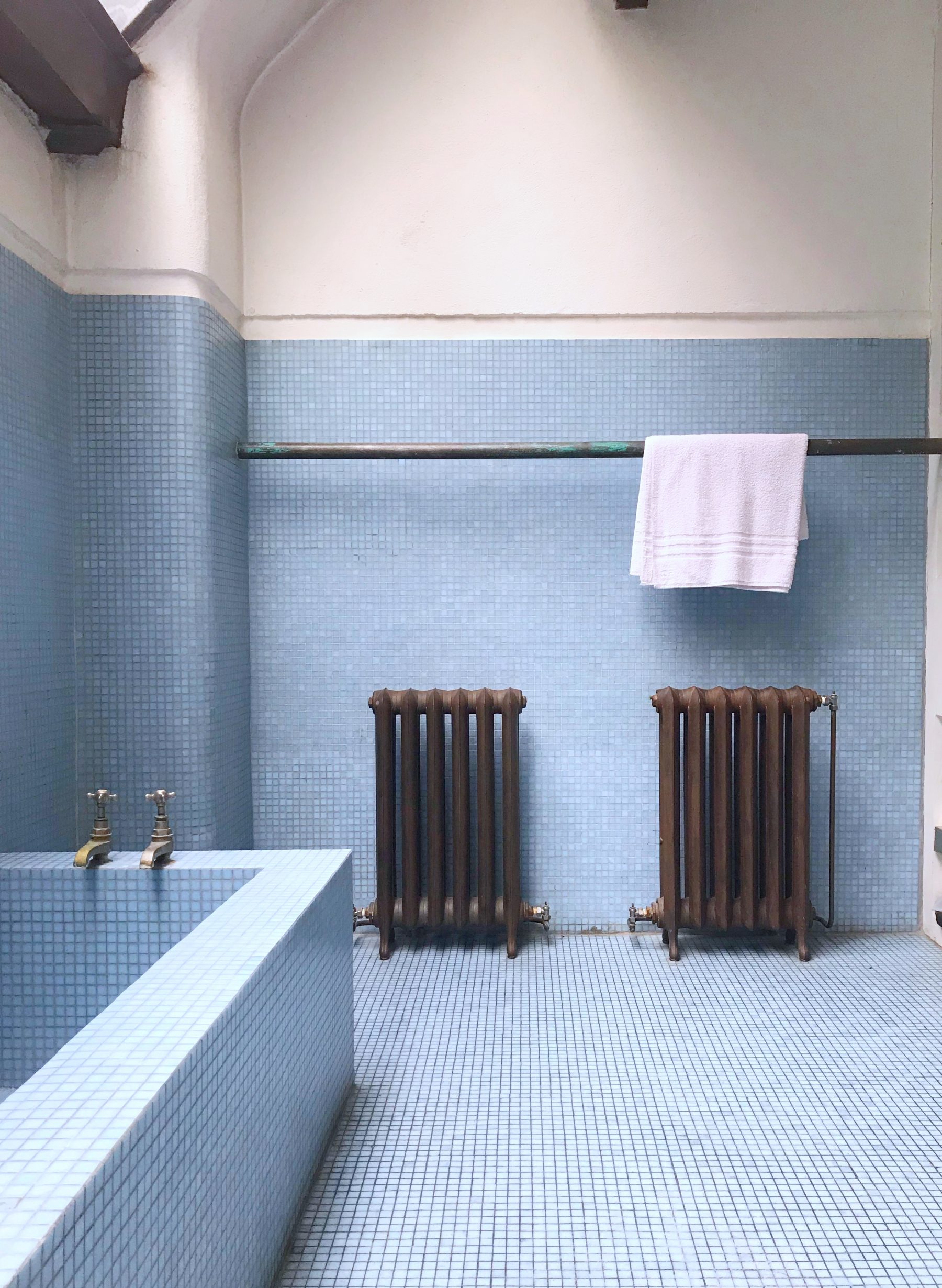 salle de bain béton et carrelage bleu