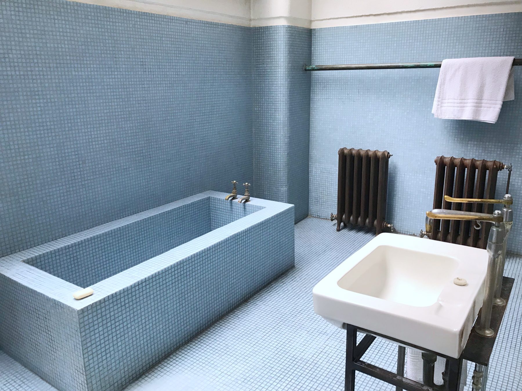 baignoire carrelée dans salle de bain loft