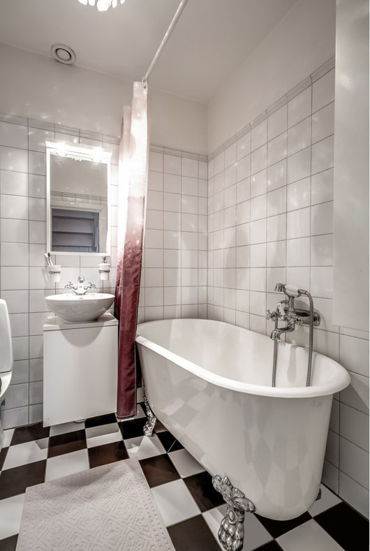 salle de bain rétro sol à damier noir et blanc