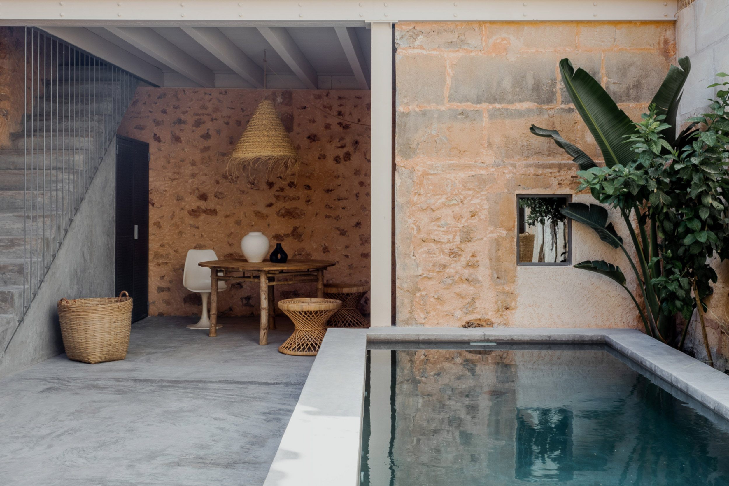 Une maison de ville en pierres et sa terrasse avec piscine à Majorque