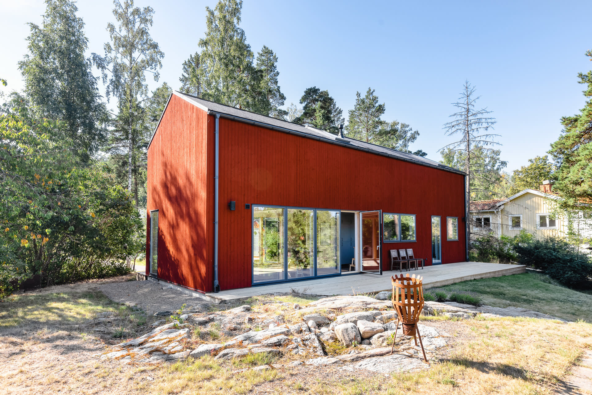 maison en bois rouge contemporaine Suède