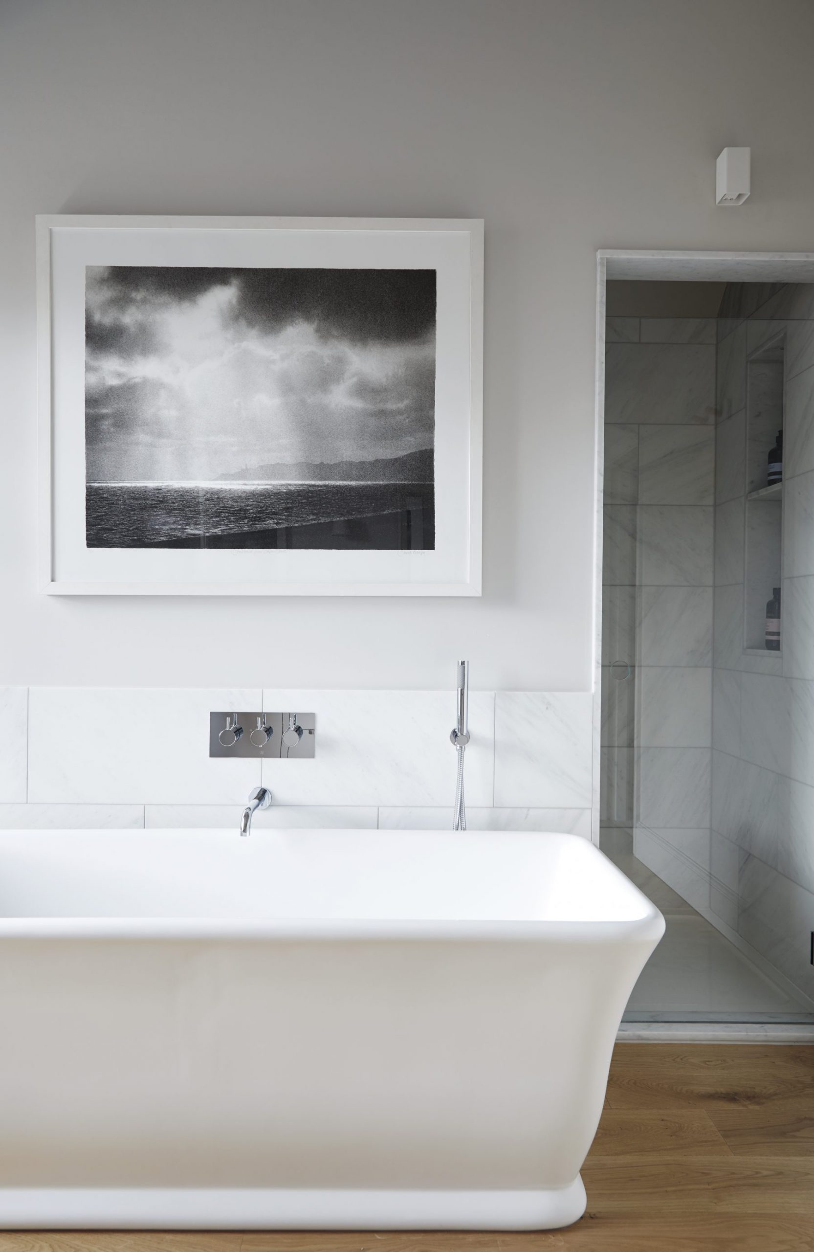 salle de bain blanche et gris décoration contemporaine