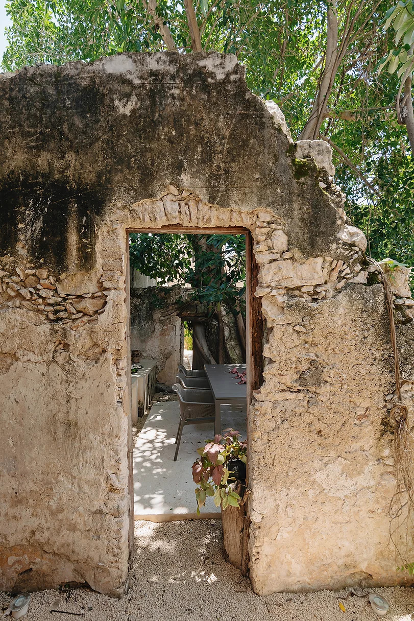 entrée en pierre maison ancienne rénovée Mexique