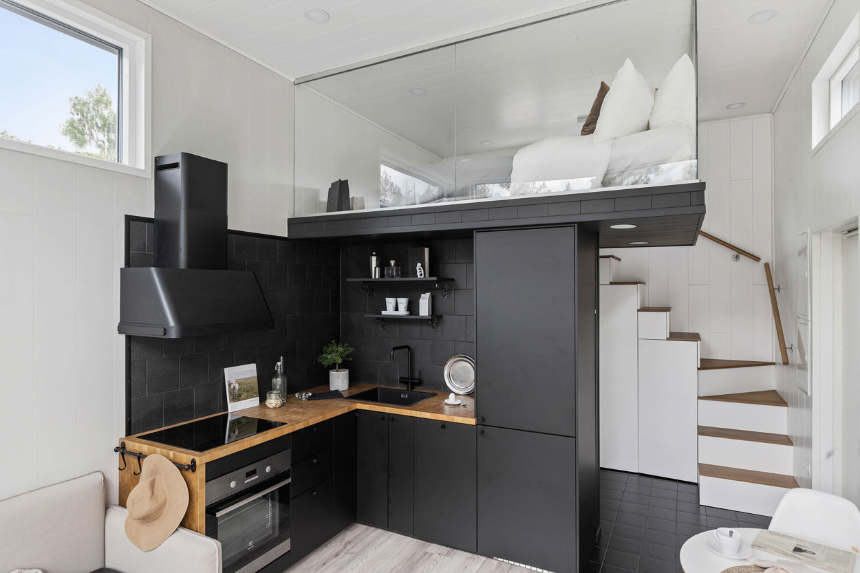 Une mini maison design grise en bois de 22m2 avec mezzanine
