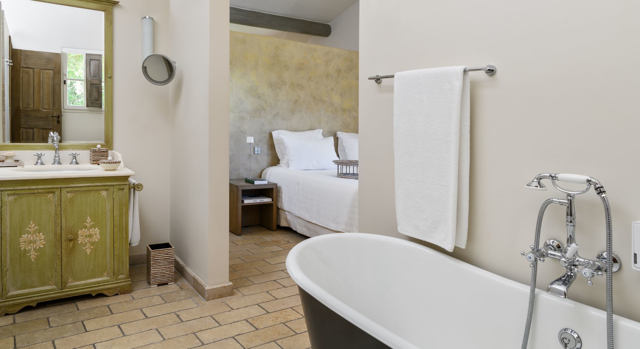 salle de bain rétro maison en pierre Provence