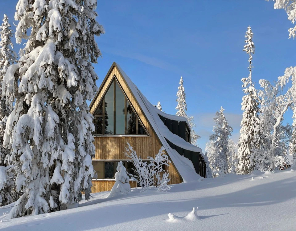 Maison A-Frame dans la neige