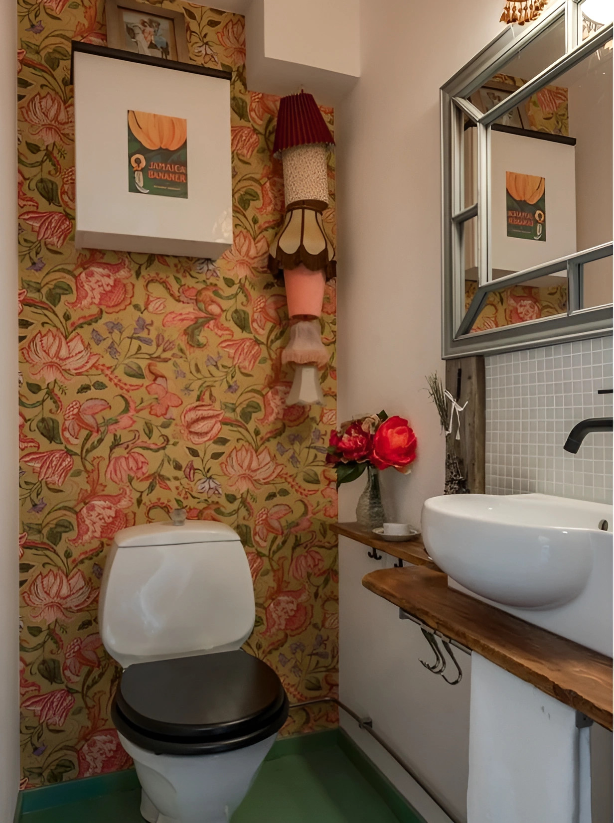toilettes avec papier-peint fleuri
