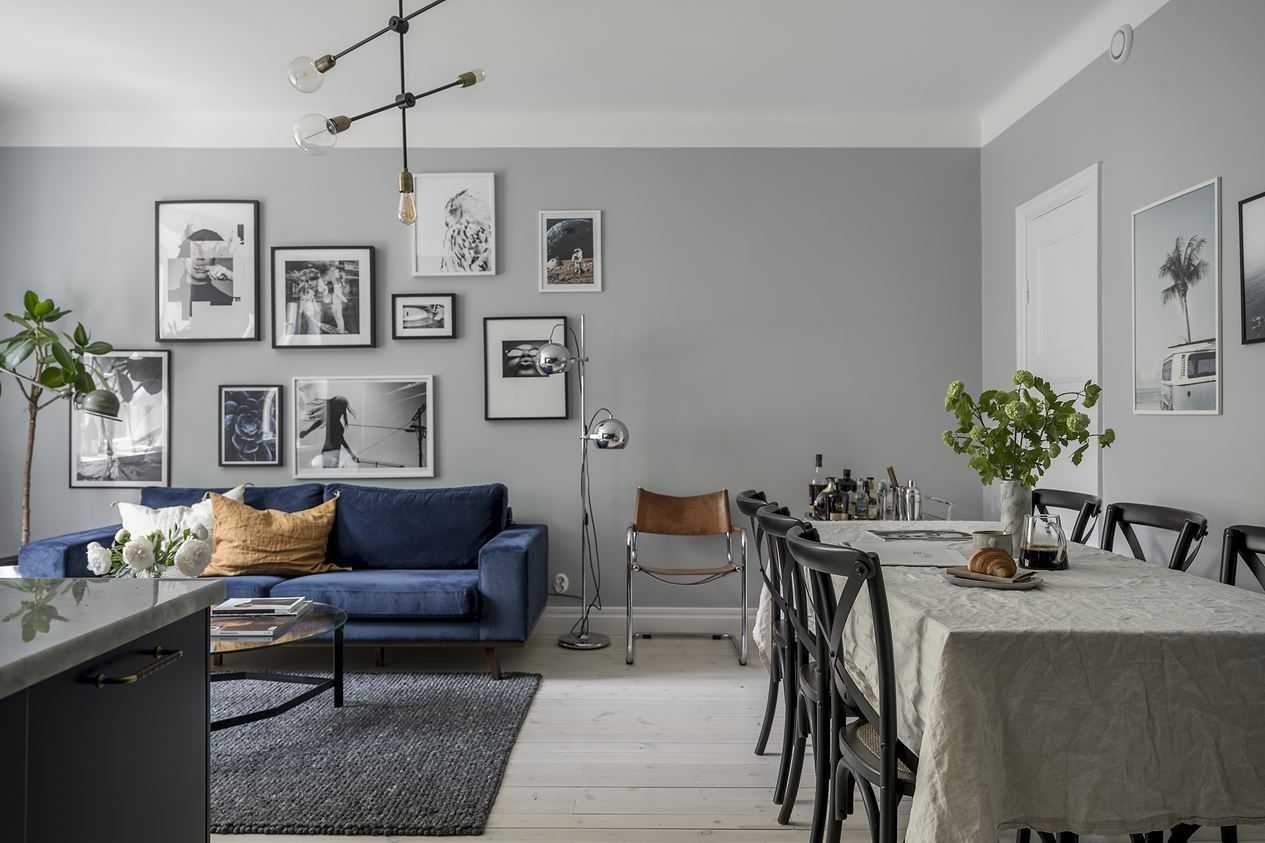 salon avec canapé bleu décoration scandinave