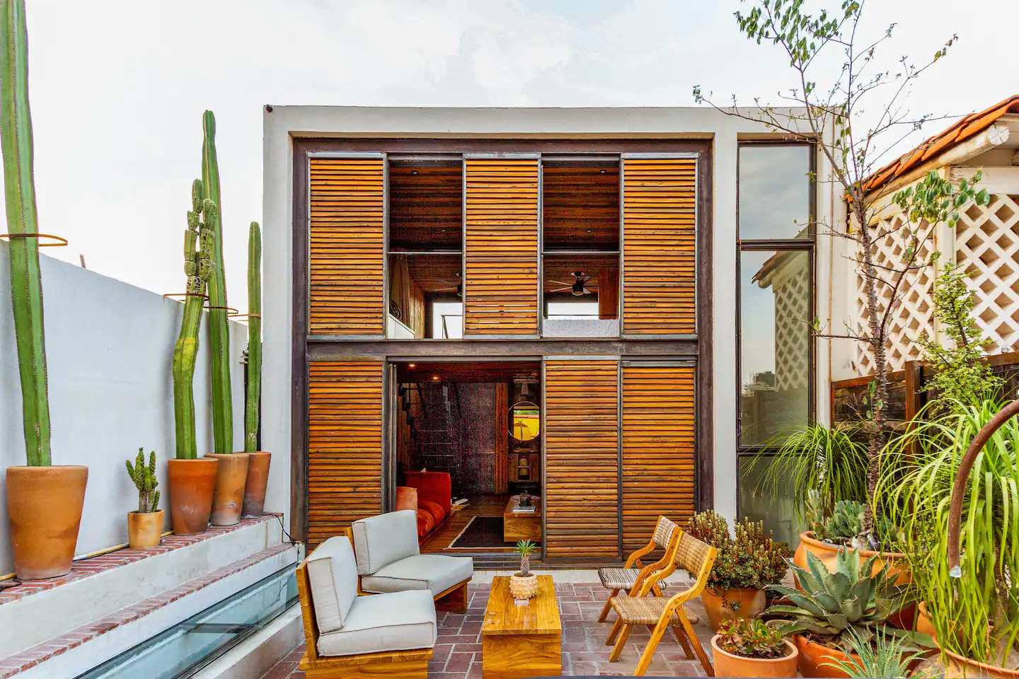 Une maison contemporaine et rustique avec terrasse au Mexique