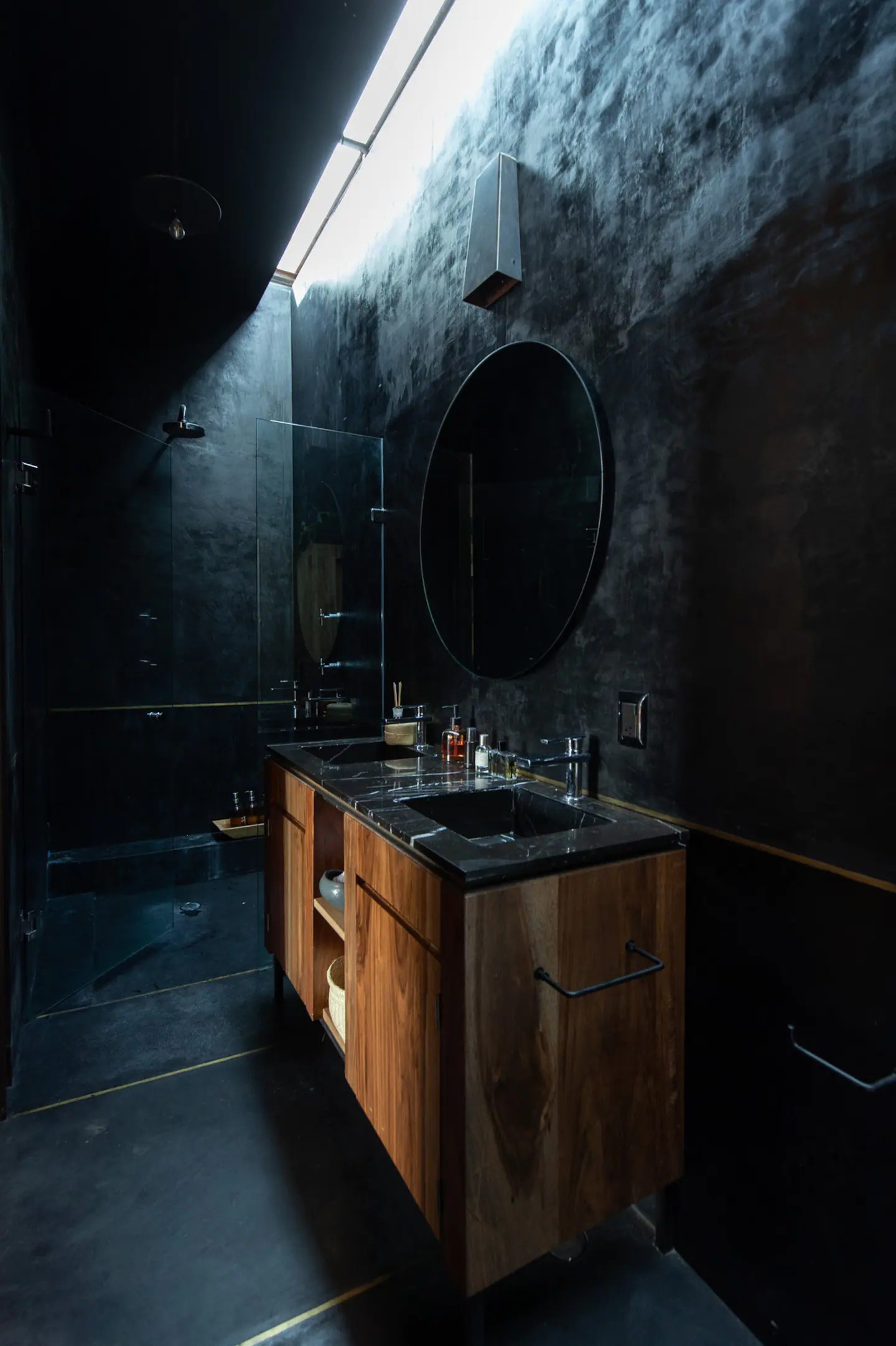 salle de bain noire maison contemporaine