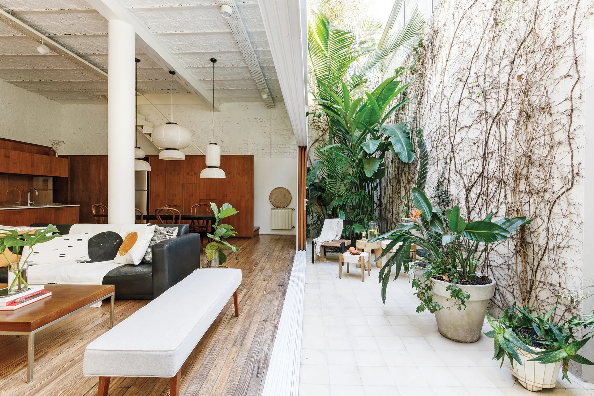 diseño de apartamento con sala y patio