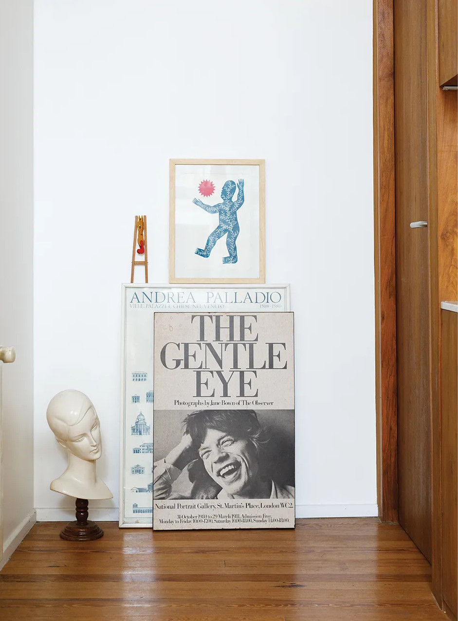 pasillo con carteles en el suelo