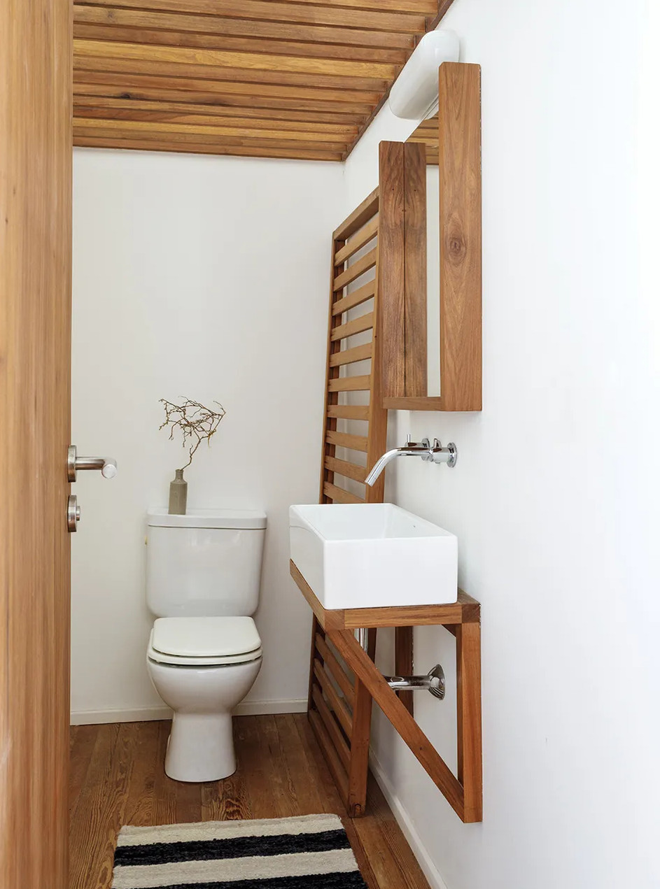 inodoro blanco y madera