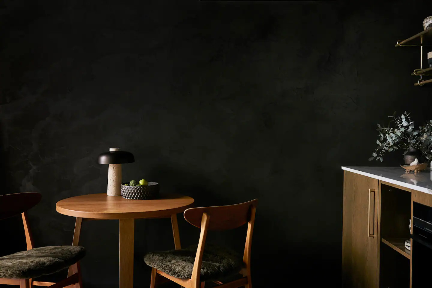salle à manger murs noirs maison australie Airbnb