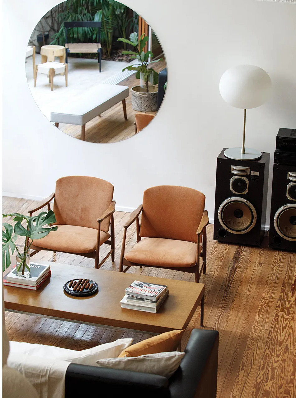 sala de estar con sillones antiguos