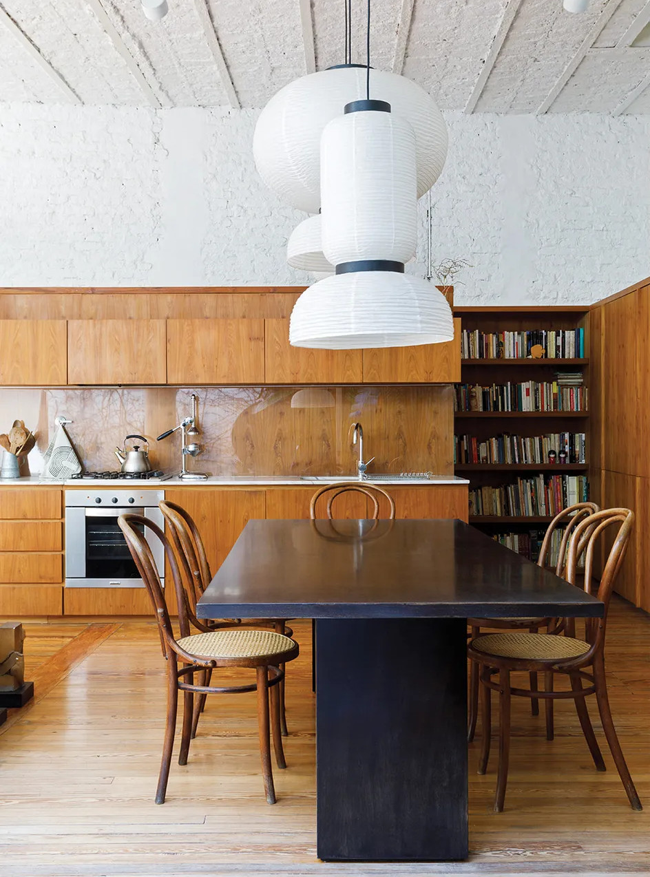 sala de estar y cocina abierta de madera