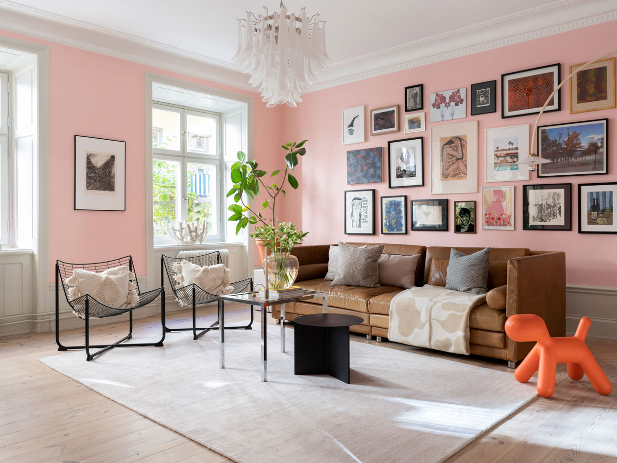 salon murs roses décoration scandinave et vintage