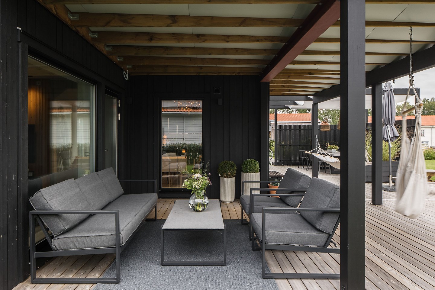 terrasse couverte maison bois noir