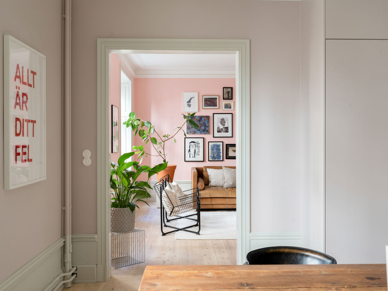 cuisine et salon murs roses décoration scandinave et vintage