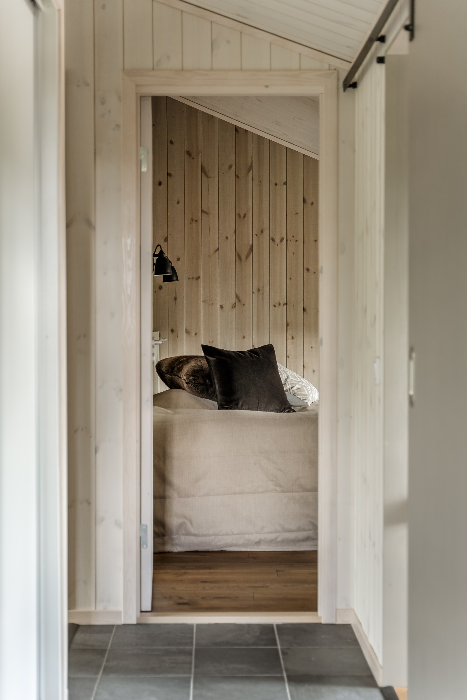 couloir murs en bois sol gris