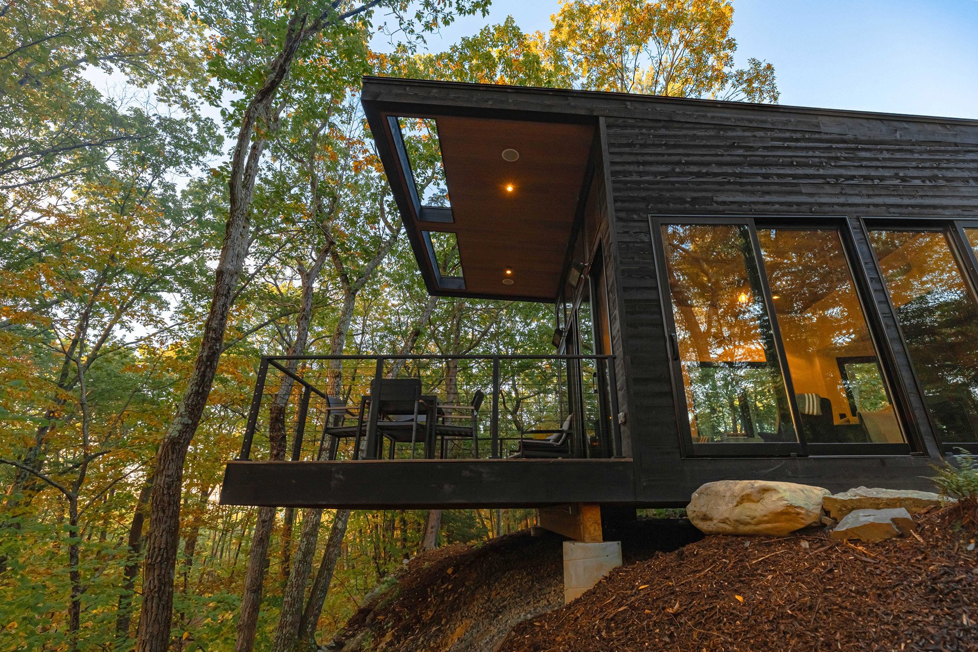 maison en bois noir avec terrasse