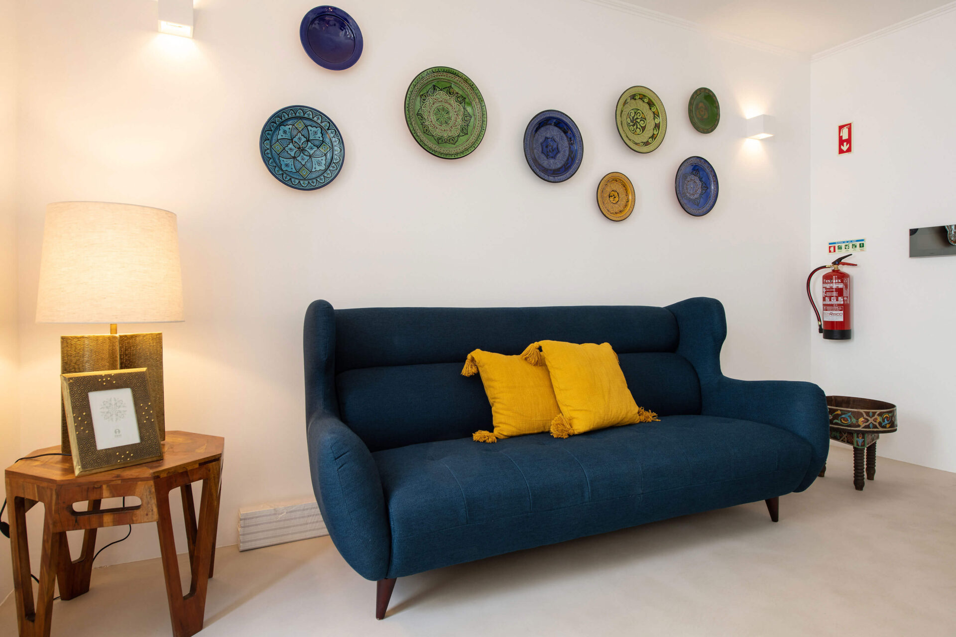 salon avec canapé bleu Casa Mourisca