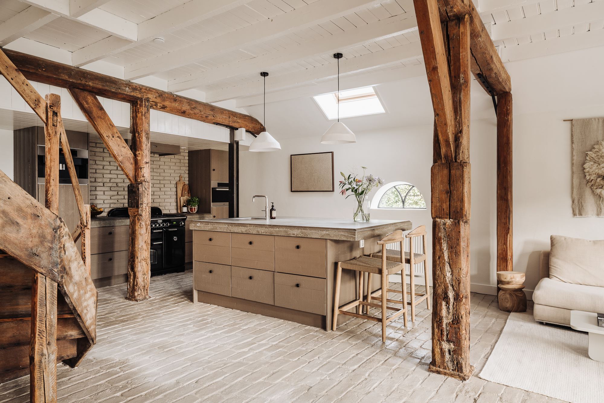 Een gerenoveerde boerderij in Nederland met een beige en eigentijdse inrichting