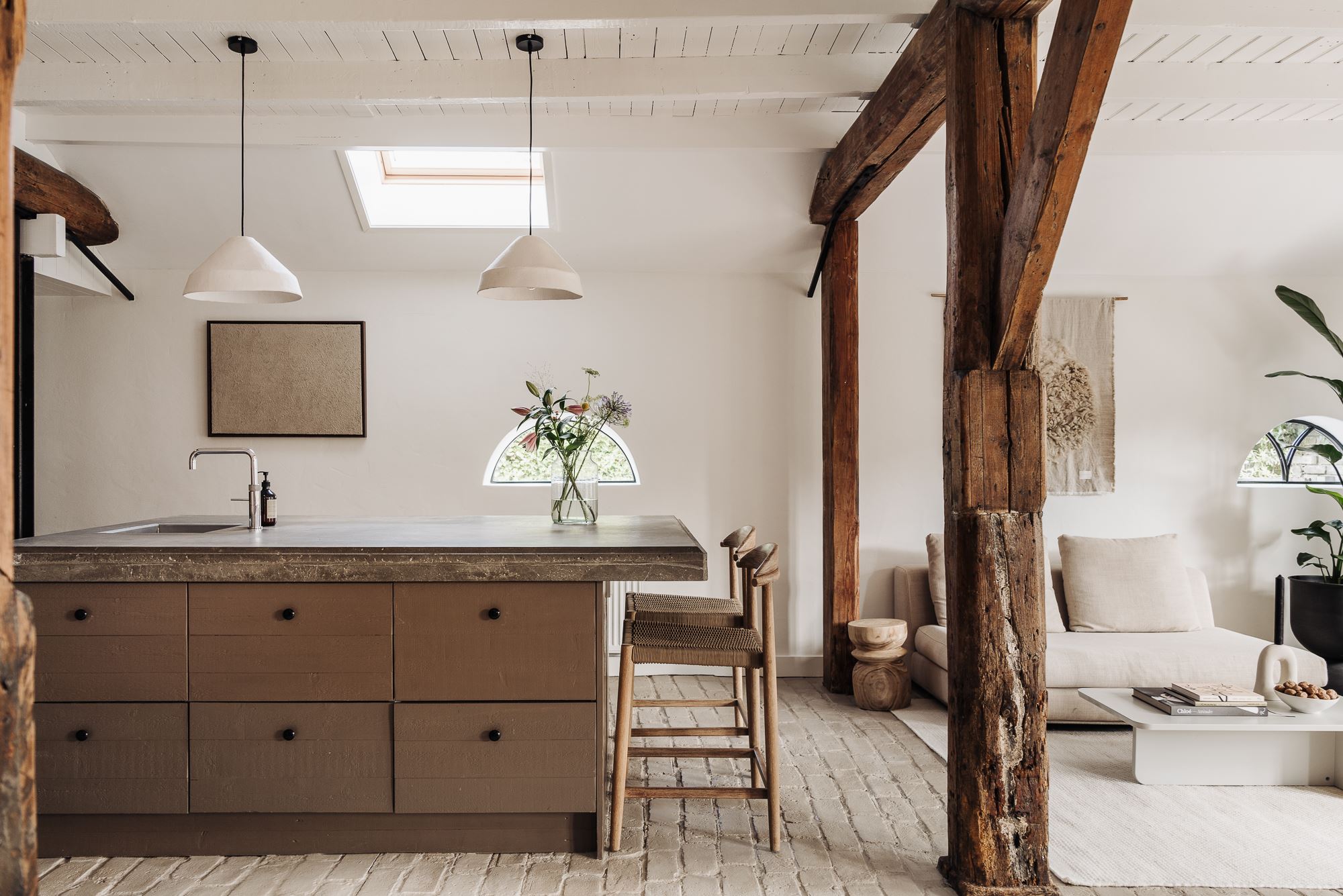 Keuken en woonkamer met bruine sierbalken