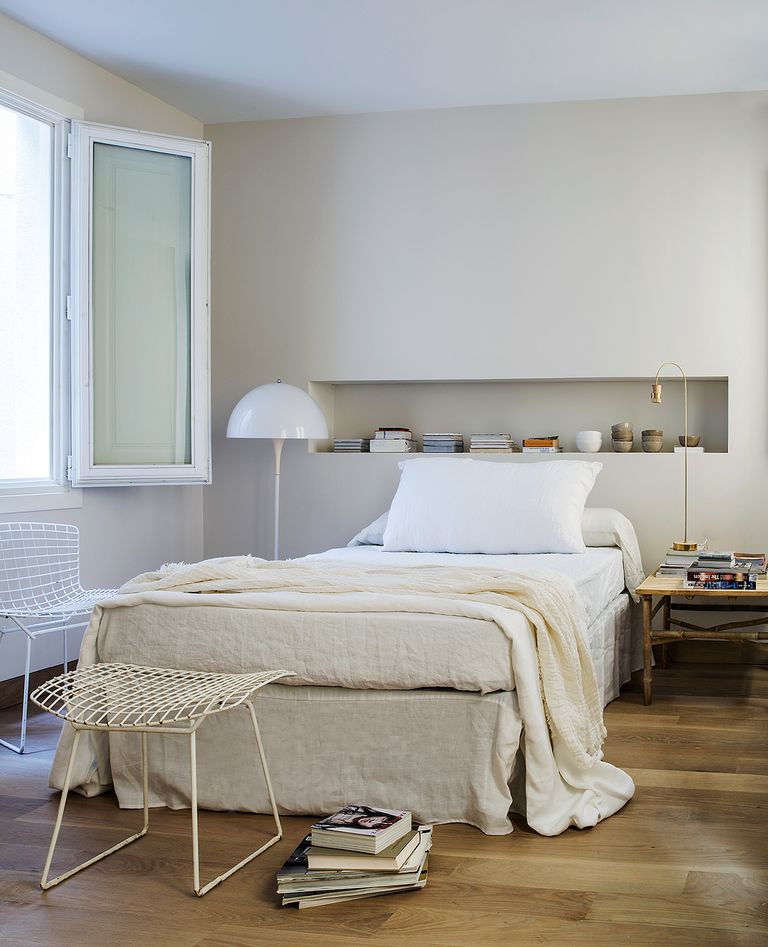 chambre minimaliste beige appartement rénové
