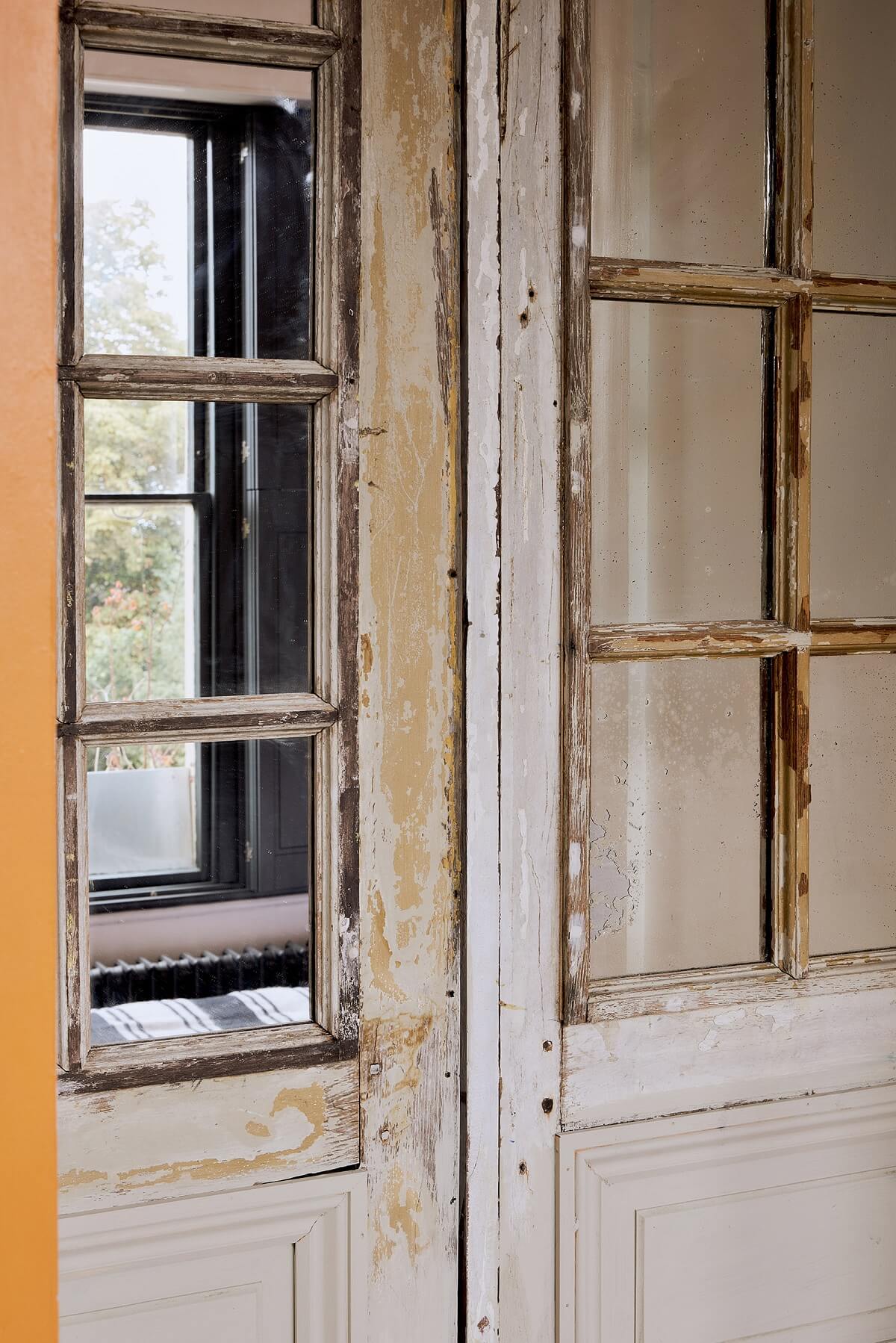 portes bois patiné dans appartement ancien rénové