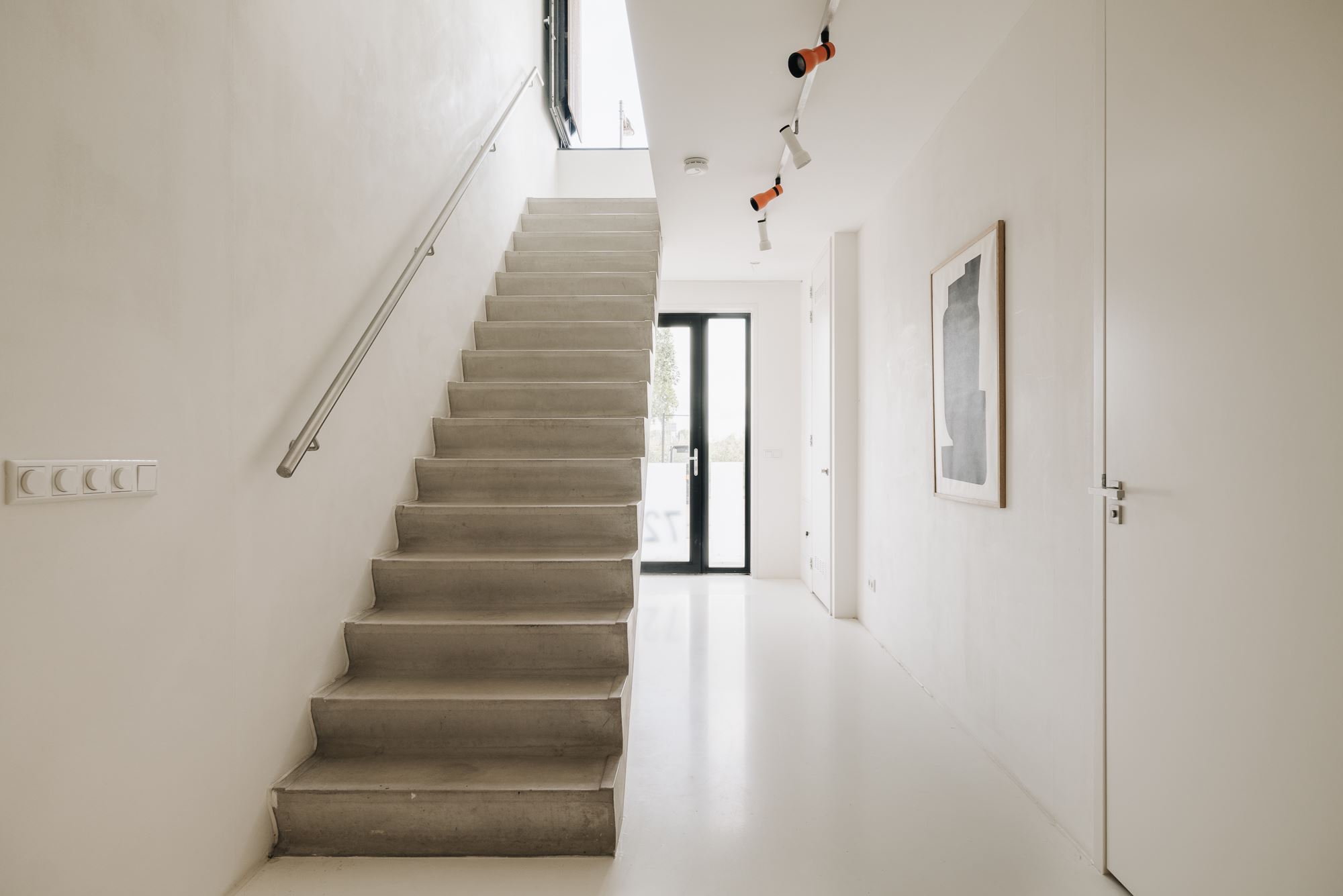 entrée appartement design avec escalier béton