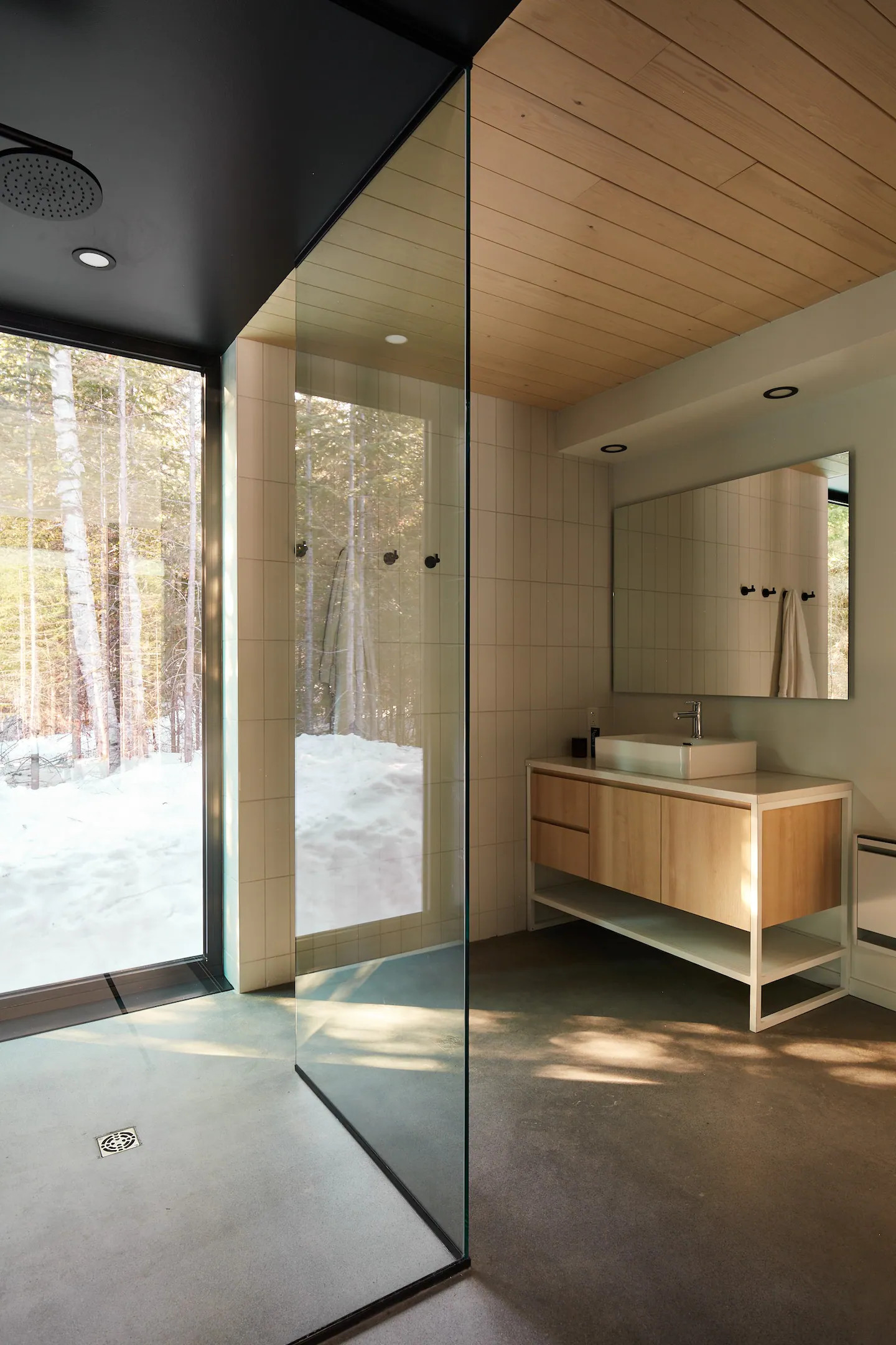 salle de bain avec baie vitrée décoration design