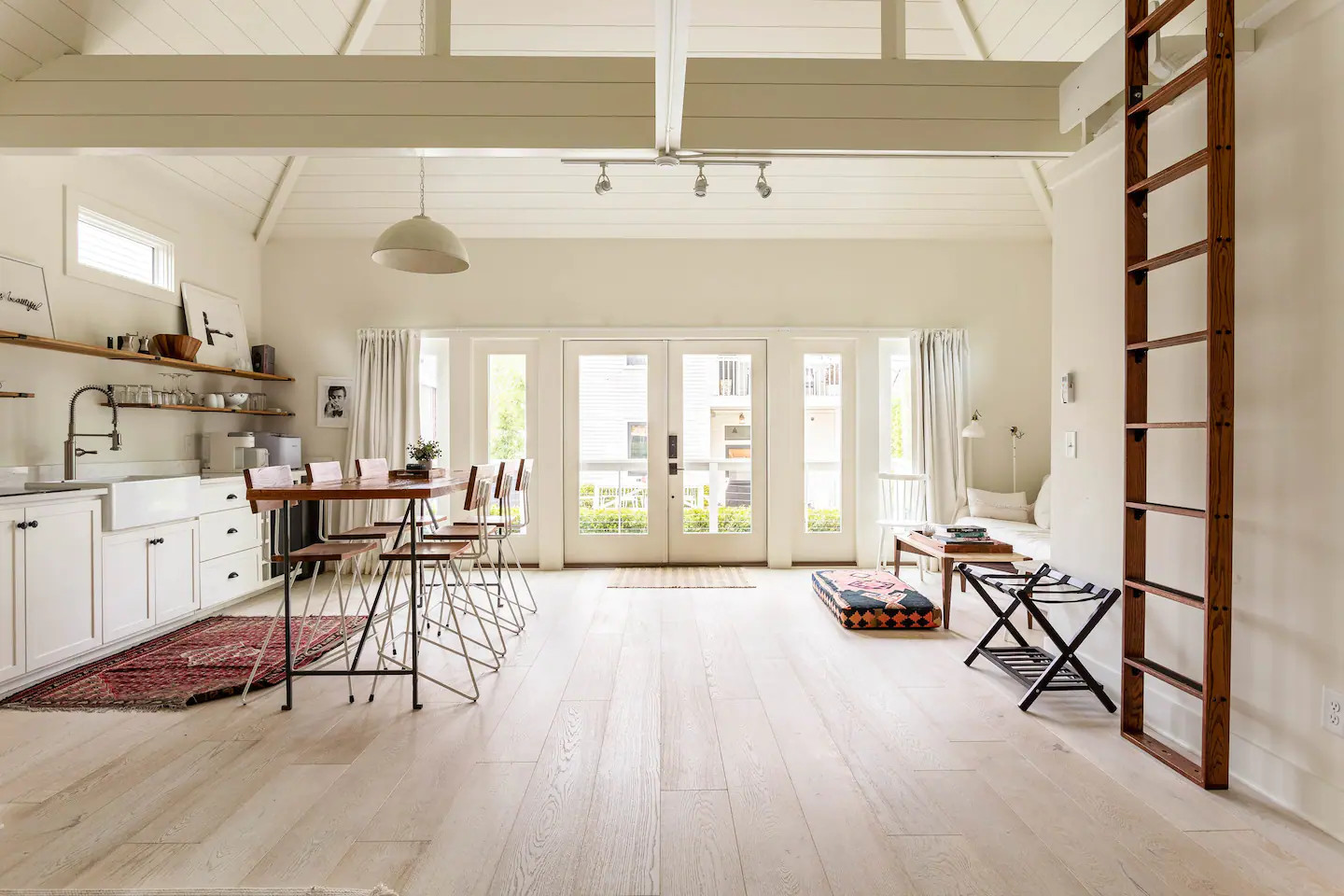 salon et cuisine ouverte maison en bois décoration blanche