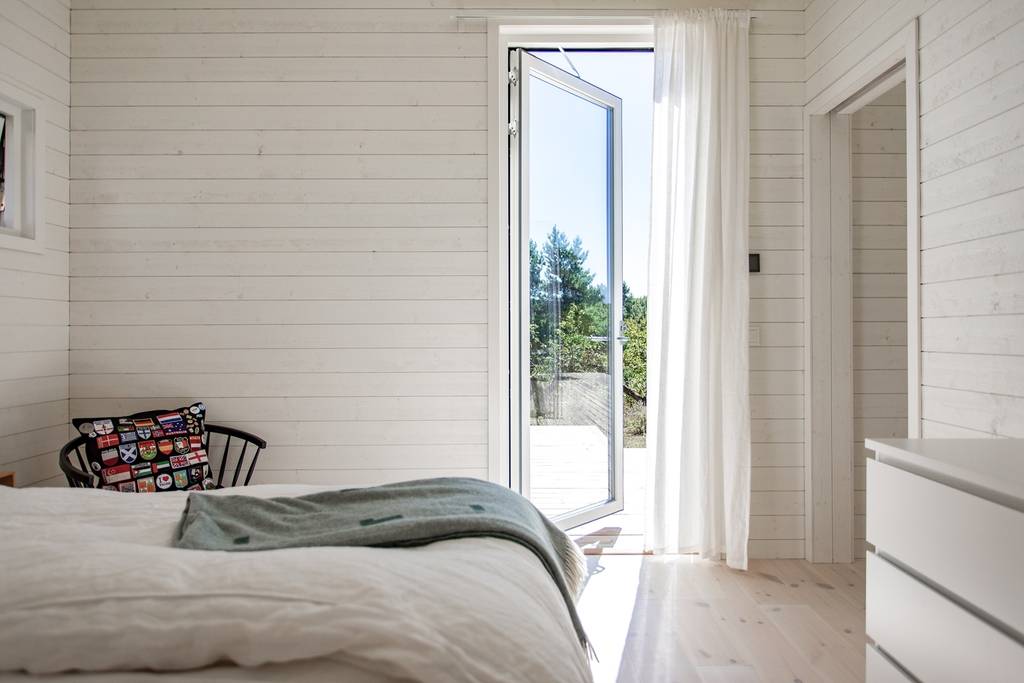 chambre avec porte-fenêtre maison en bois