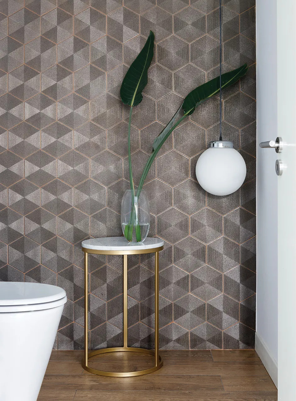 baño con azulejos grises