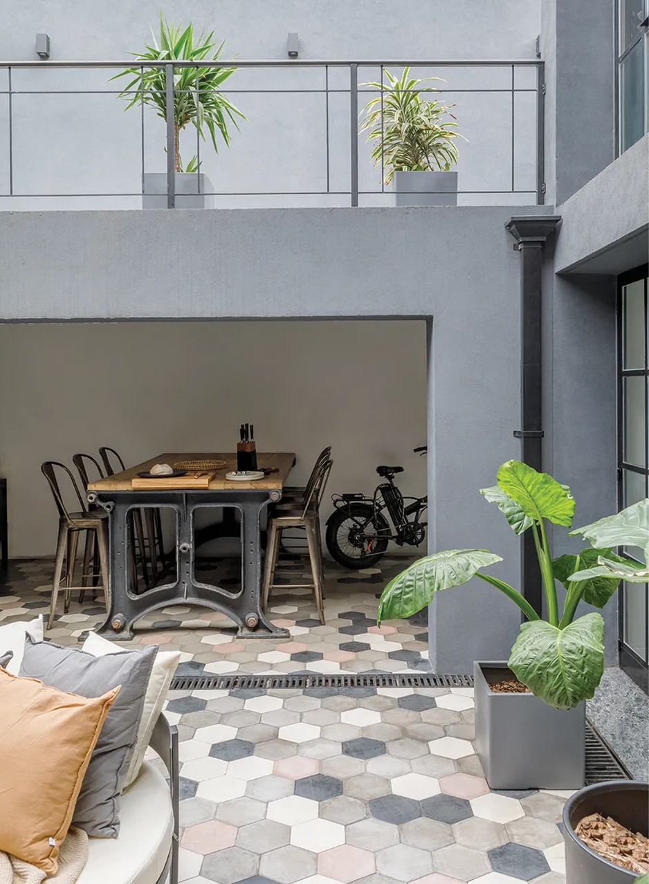 casa abuhardillada con terraza con tejas grises