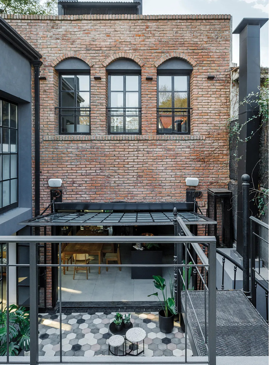 casa abuhardillada con terraza con tejas grises