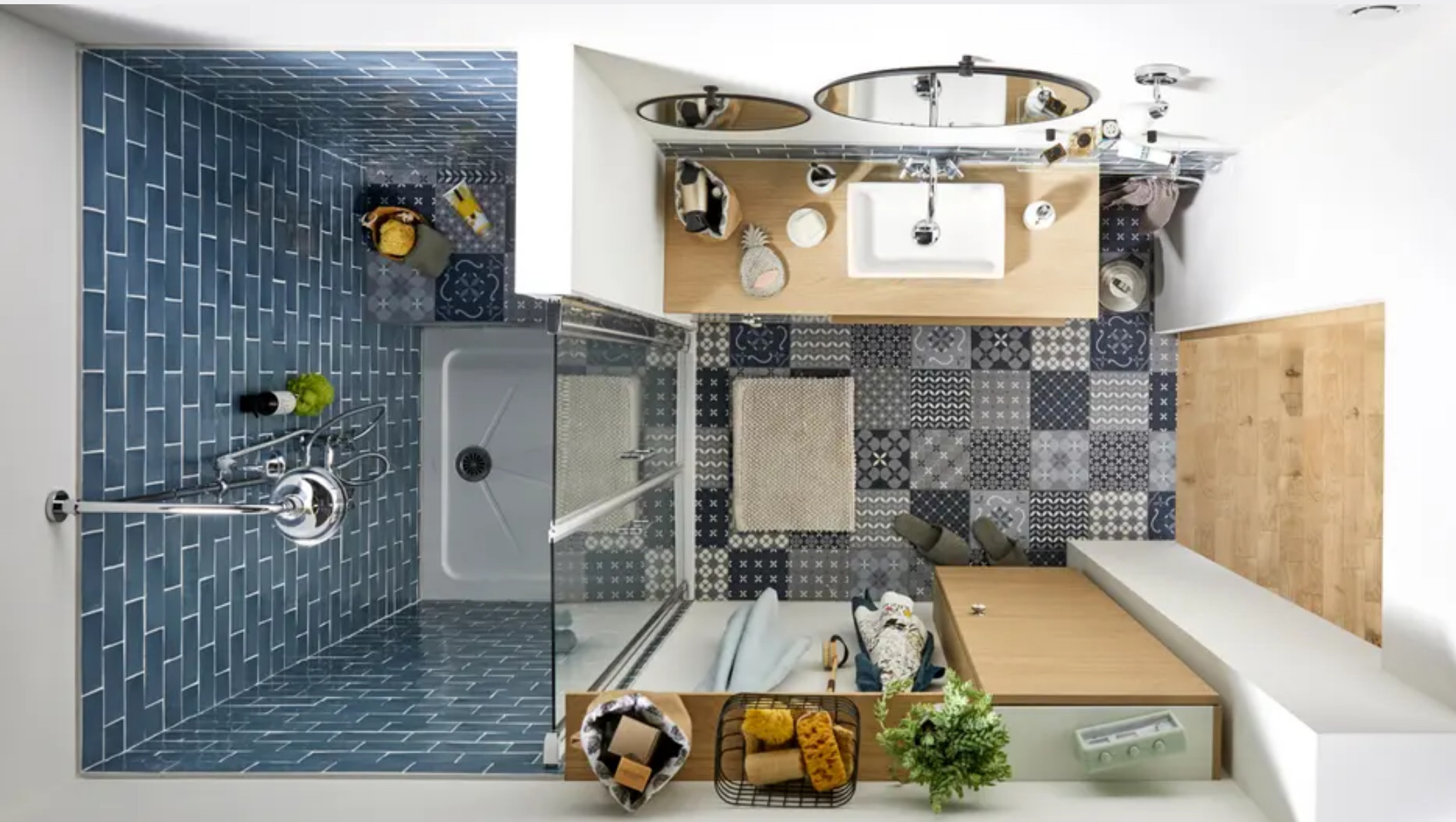Une petite salle de bain de 3,5m2 parfaitement aménagée en bleu et bois