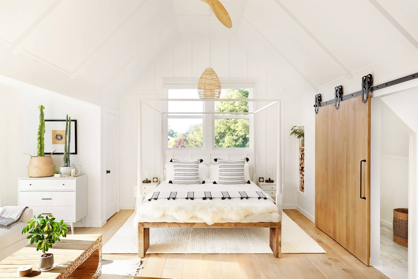 chambre avec lit à baldaquin décoration naturelle